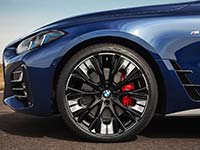Der neue BMW i4 und das neue BMW 4er Gran Coup. Facelift 2024. Exterieur- und Interieurdesign.